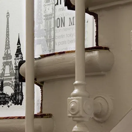 De La Cite Rougemont Отель